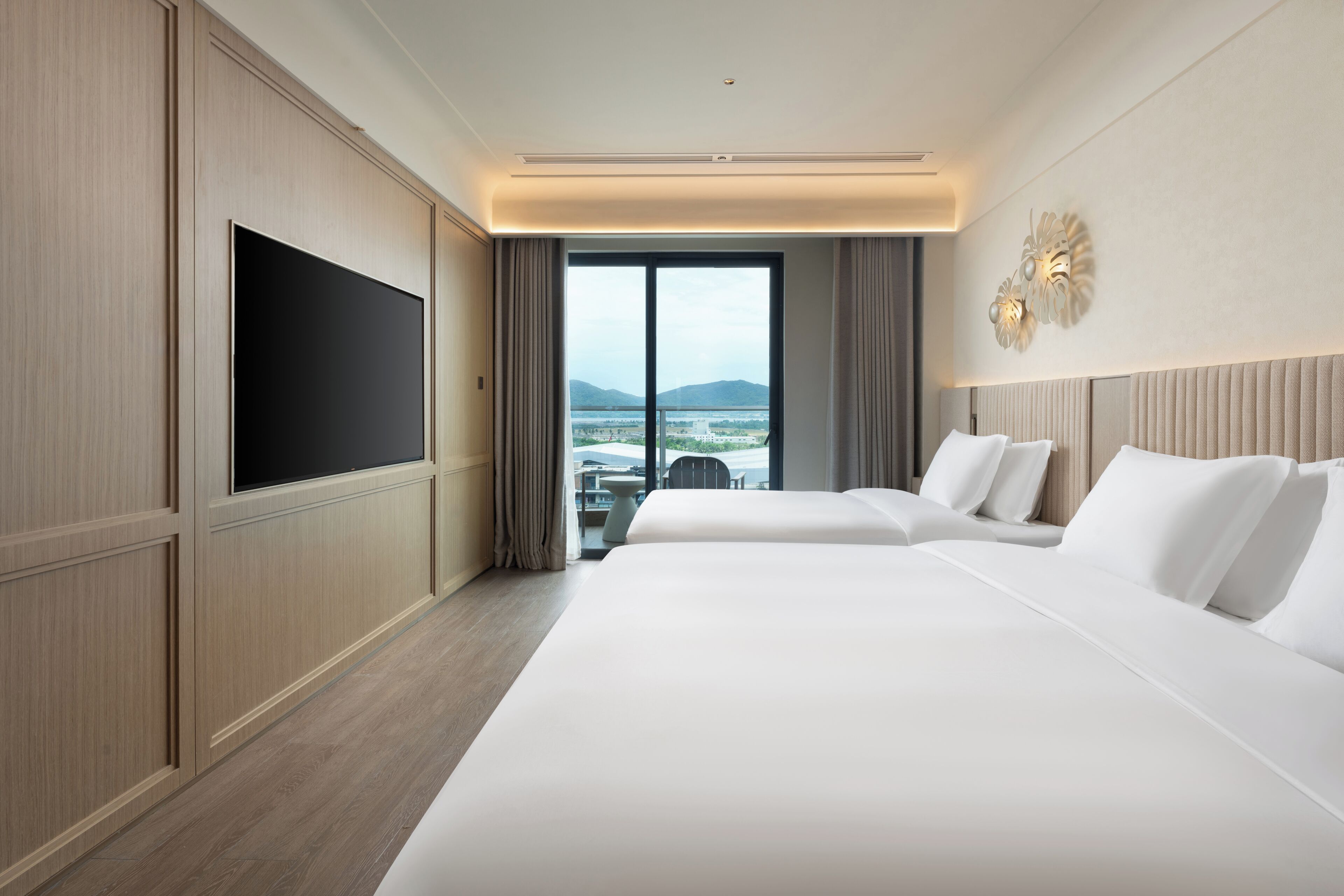 Cubrecamas, minibar, escritorio y cortinas blackout 