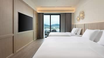 Cubrecamas, minibar, escritorio y cortinas blackout