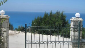 A gated entrance with a view of the sea and greenery. - Apartment 'Villa Milia - Sea View' with Sea View, Wi-Fi and Air Conditioning (Lefkada)