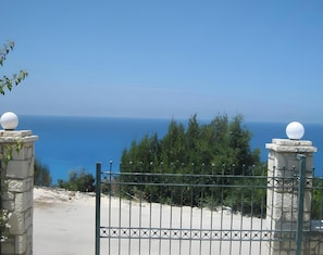 Ein begrenzter Eingang mit Blick auf das Meer und viel Grün.