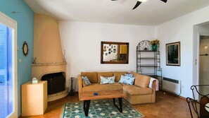TV, fireplace