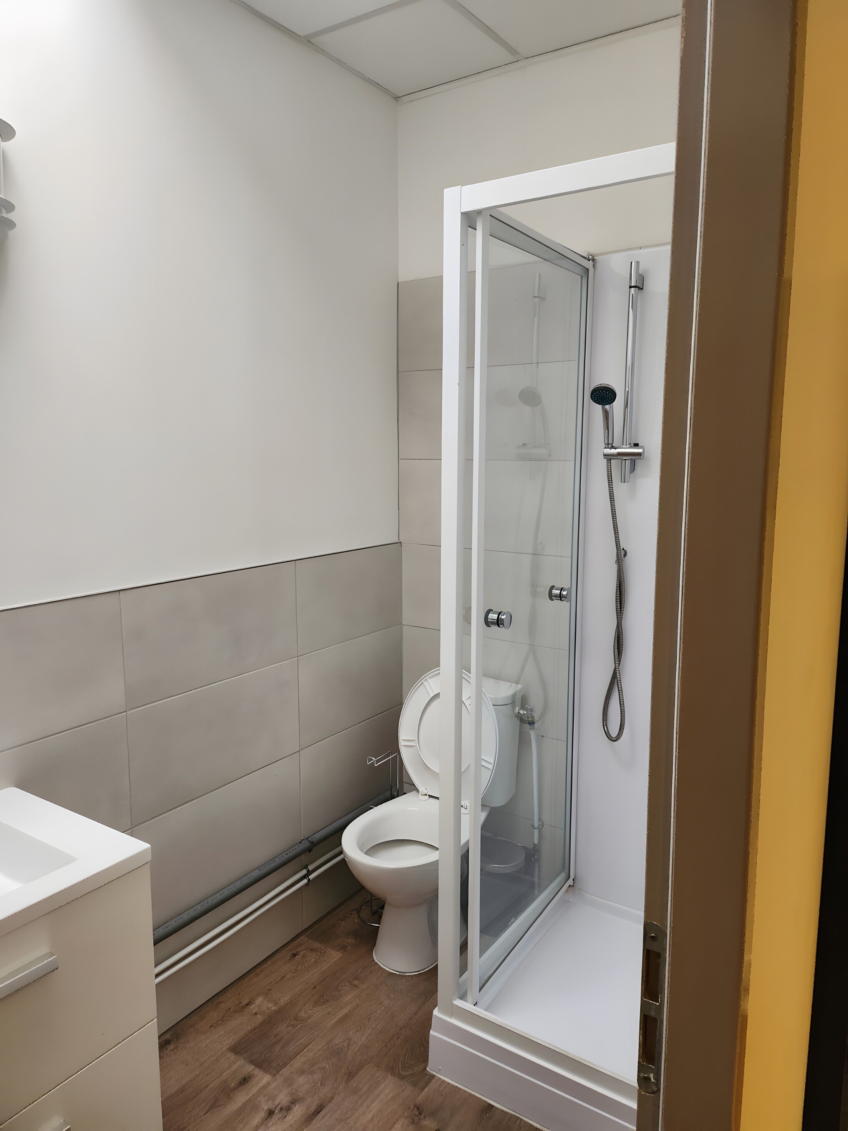 Een douche, handdoeken