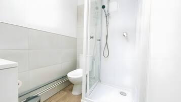 Douche, serviettes fournies