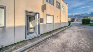 A building with a door, windows, and a view of mountains. - Premium Studio – Modern, Functional with Wi-Fi (Saint-Martin-d'Hères)