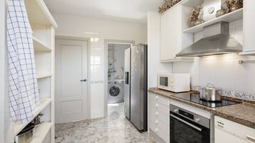 Refrigerador, microondas, horno, placa de cocina