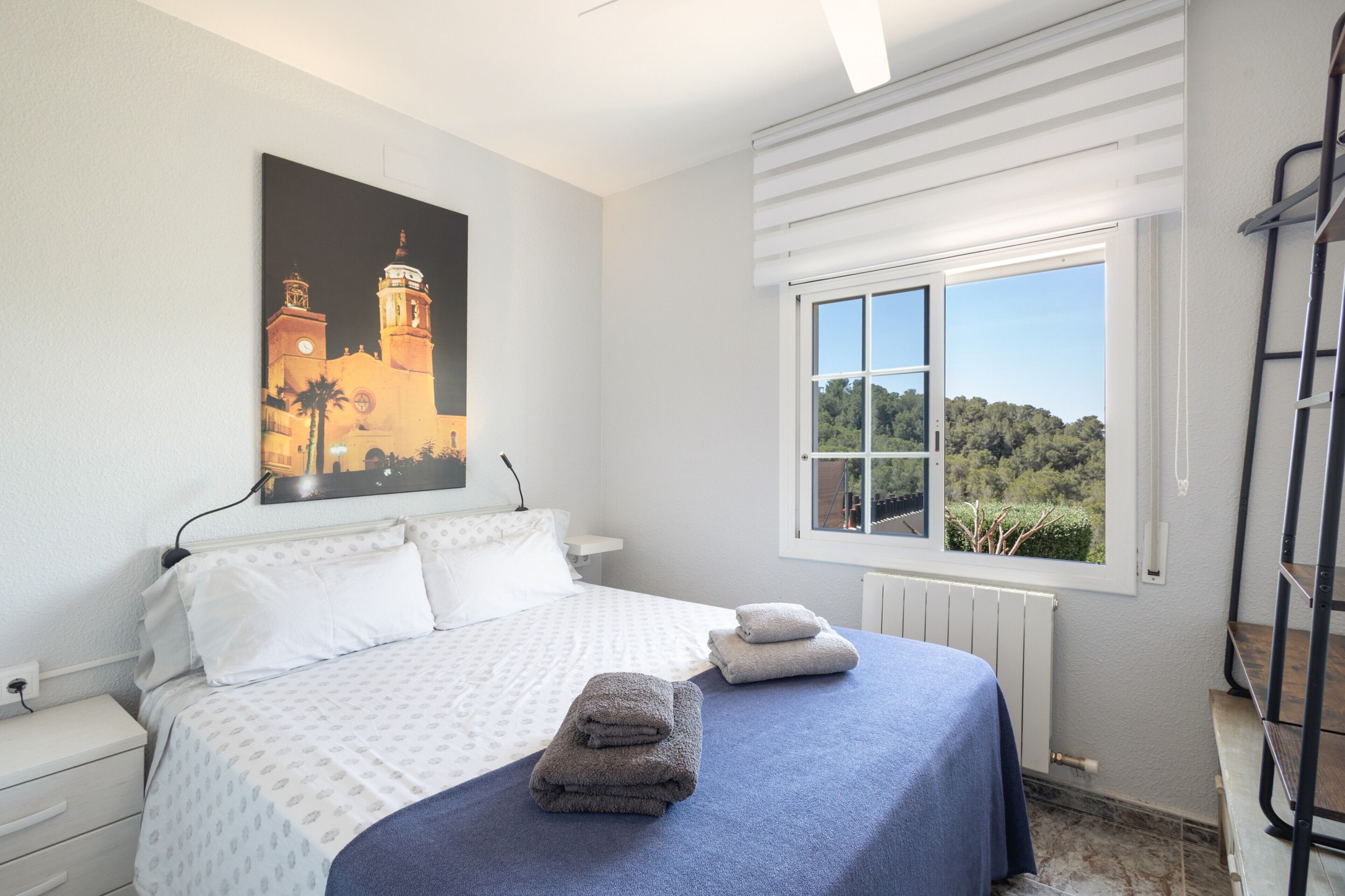 Tabla de planchar con plancha, wifi y ropa de cama 