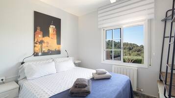 Tabla de planchar con plancha, wifi y ropa de cama