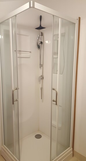 Dusche, Haartrockner, Handtücher
