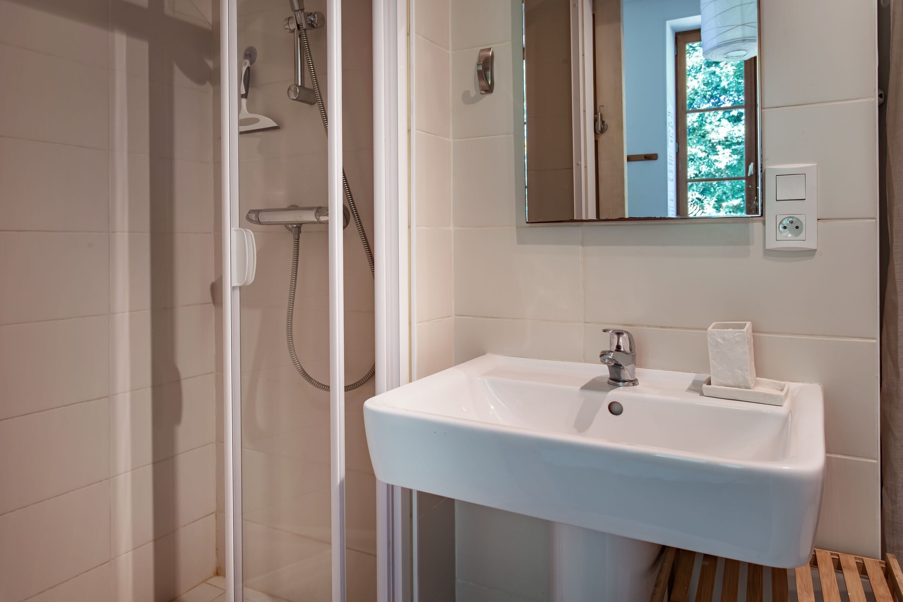 Shower, hair dryer, towels