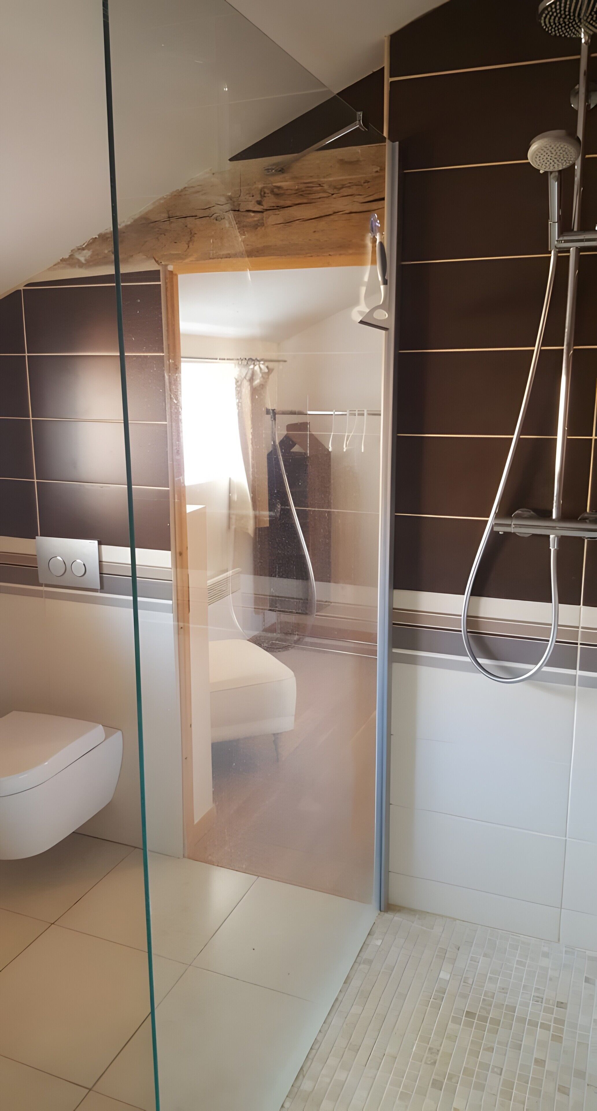 Suihku, hiustenkuivaaja, pyyhkeet