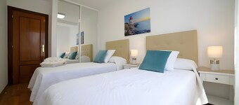 Appartement 'Playa Arbeyal Garaje' met Wi-Fi