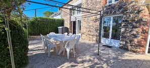 Outdoor dining - Gîte des Bois – Spacious Family Retreat in the Heart of La Vanlée Bay (Bricqueville-sur-Mer)