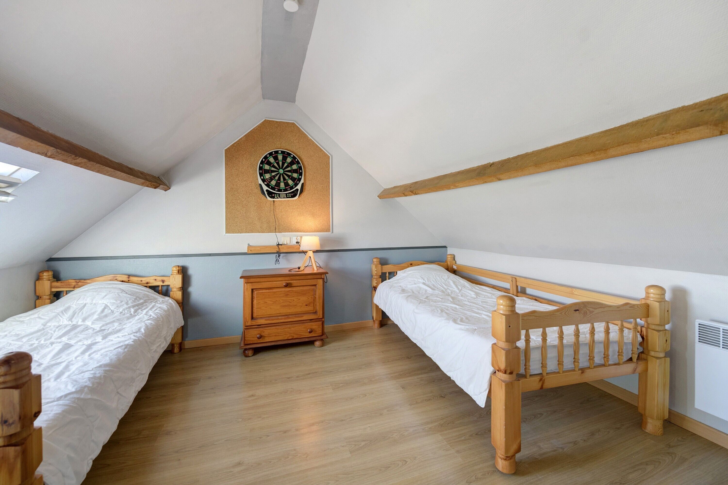 6 slaapkamers, een strijkplank/strijkijzer, wifi