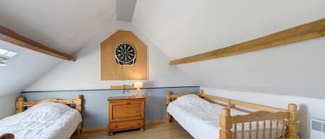 6 bedrooms, iron/ironing board, WiFi