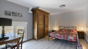 6 bedrooms, iron/ironing board, WiFi