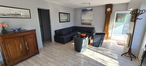 TV - Gîte des Bois – Spacious Family Retreat in the Heart of La Vanlée Bay (Bricqueville-sur-Mer)