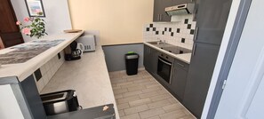 Fridge, microwave, oven, stovetop - Gîte des Bois – Spacious Family Retreat in the Heart of La Vanlée Bay (Bricqueville-sur-Mer)