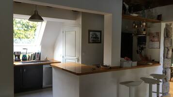 Frigorífico, microondas, horno y placa de cocina