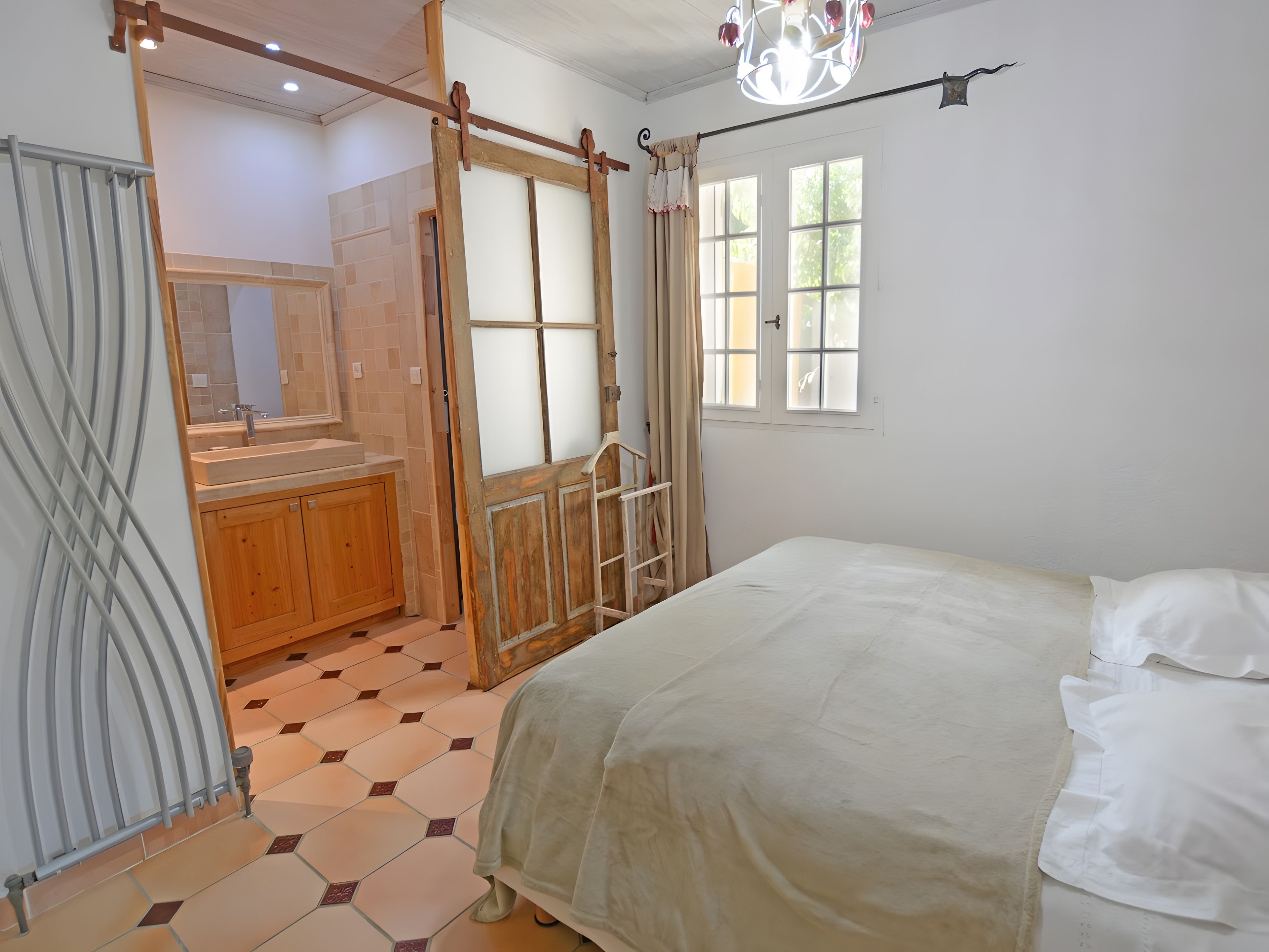 1 habitación, tabla de planchar con plancha, wifi y ropa de cama 