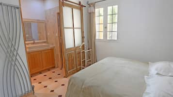 1 habitación, tabla de planchar con plancha, wifi y ropa de cama
