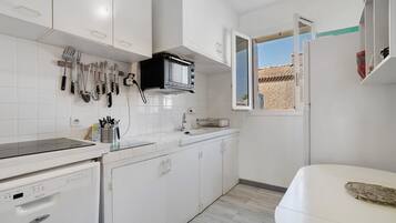 Coffee/tea maker, fridge, microwave, oven