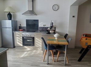 Jääkaappi, mikroaaltouuni, uuni, liesi