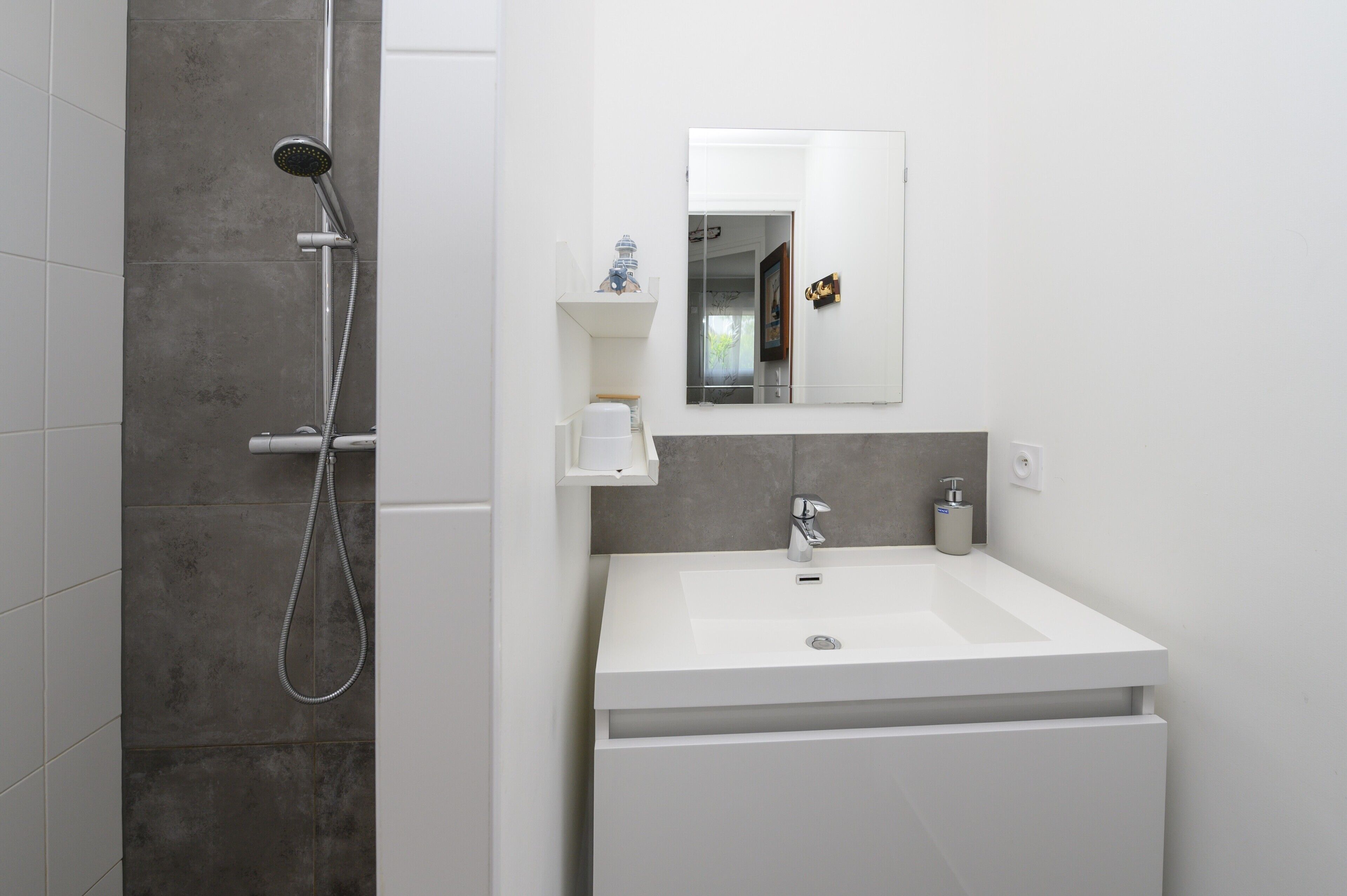 Douche, sèche-cheveux, serviettes fournies