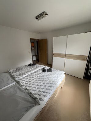 WiFi, bed sheets