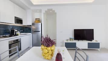 Refrigerador, microondas, horno y parrilla de estufa