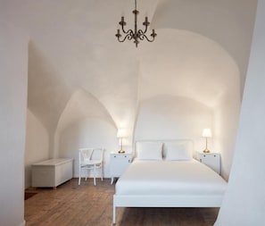 Quarto casal romântico, varanda, vista para o pátio | Wi-Fi de cortesia