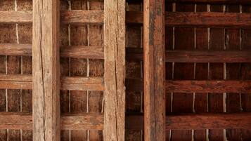Eine Holzwand mit Rastermuster, vermutlich Teil der Innenarchitektur eines Gebäudes.