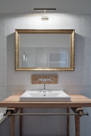 Apartamento superior, vista para a cidade | Banheiro