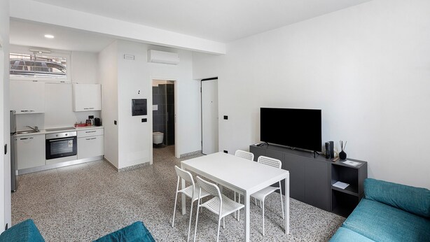 Eine moderne Wohnung mit Küche, Essbereich und Wohnzimmer.