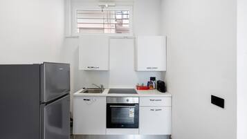 Réfrigérateur, four, plaque de cuisson, cafetière/bouilloire