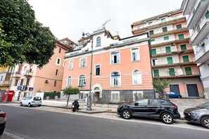 A multi-story building with balconies, a street in front, and parked cars. - Apartment 'Via Leucosia' with Sea View, Wi-Fi and Air Conditioning (Salerno)