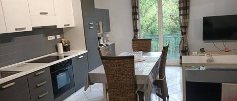 Coffee/tea maker, fridge, microwave, oven