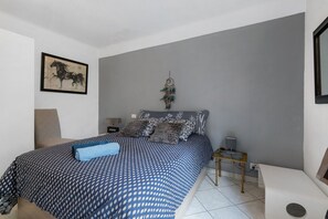 1 slaapkamer, een strijkplank/strijkijzer, wifi, beddengoed