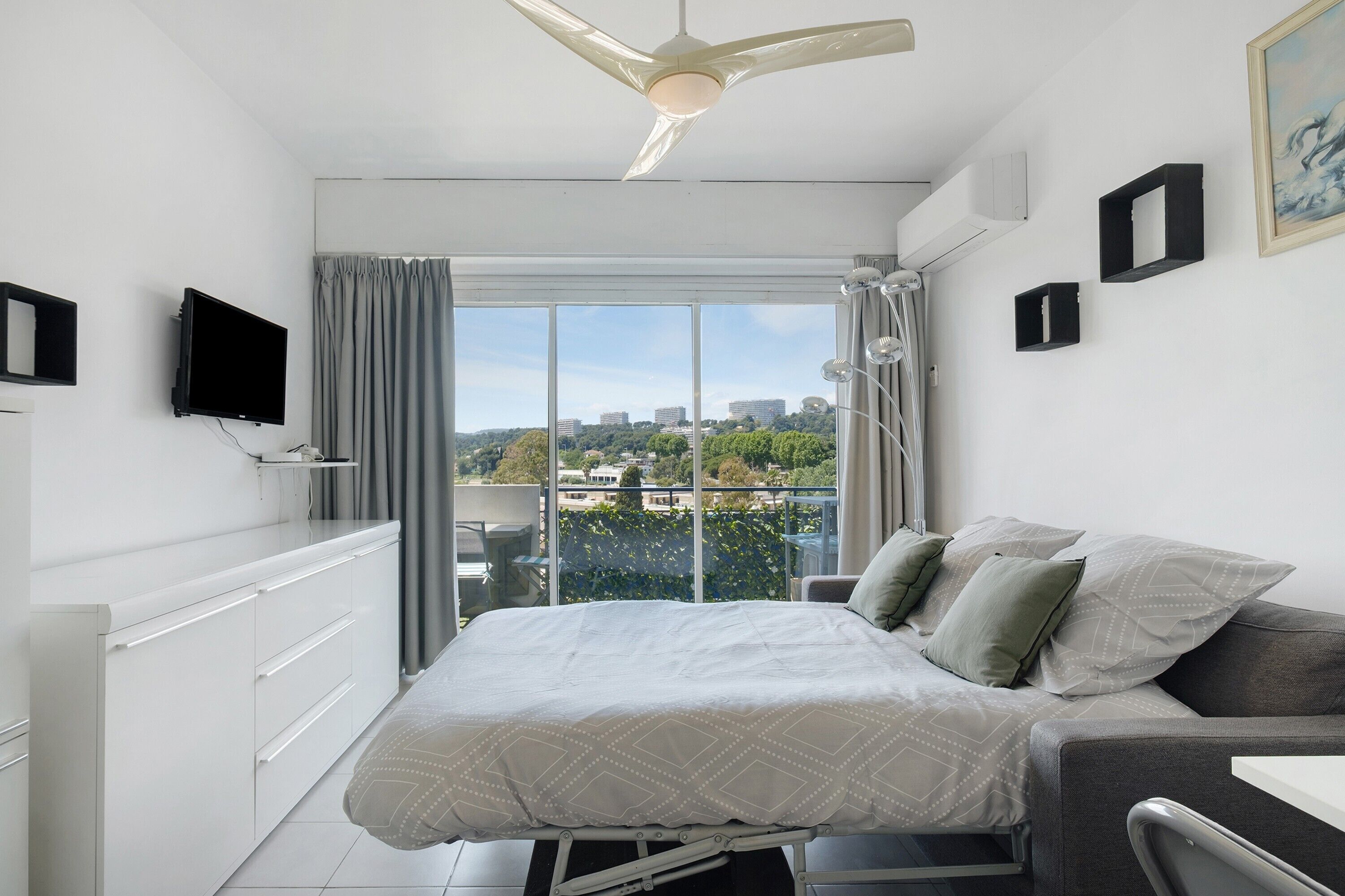 Iron/ironing board, WiFi, bed sheets