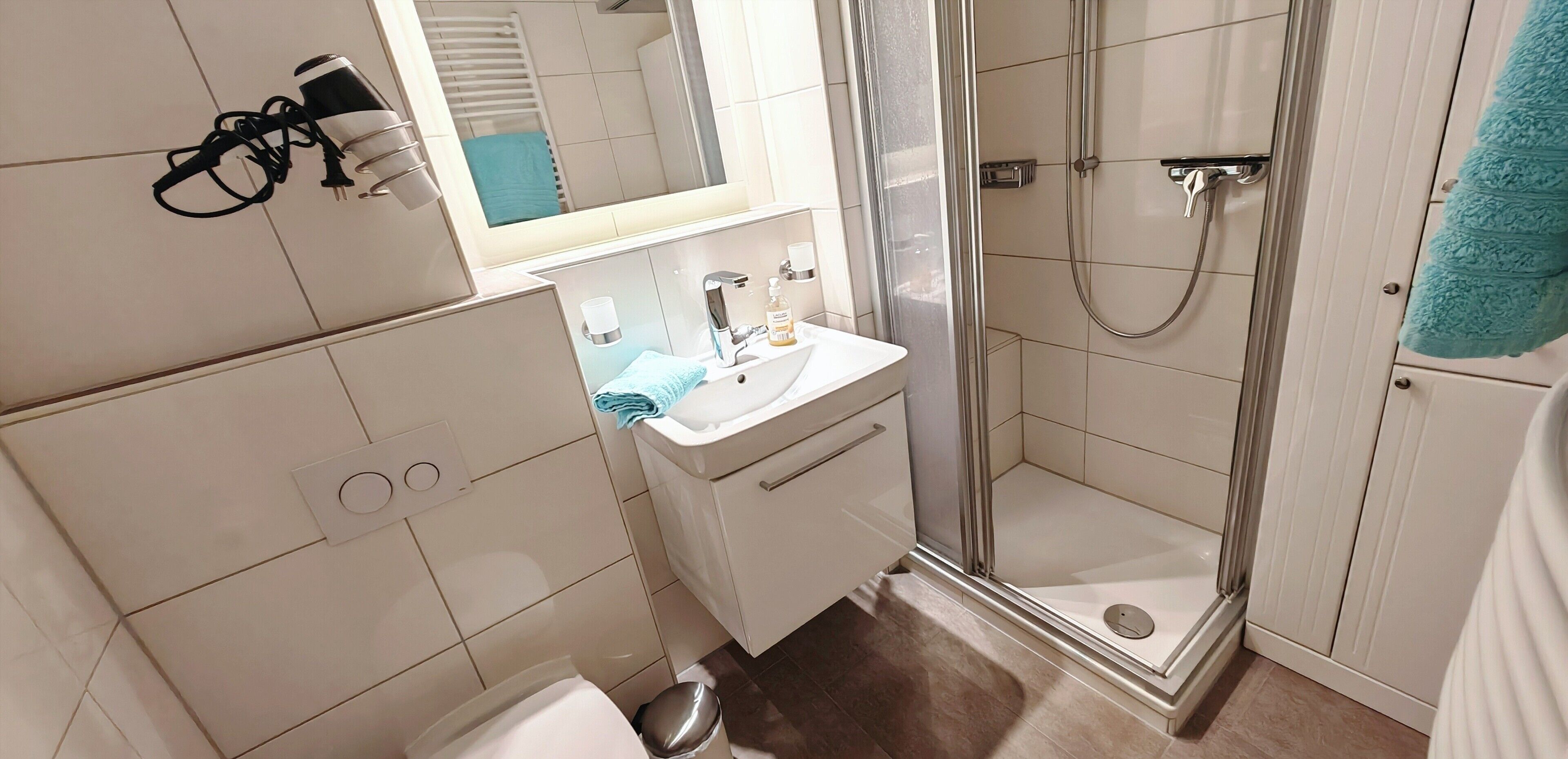 Dusche, Haartrockner, Handtücher
