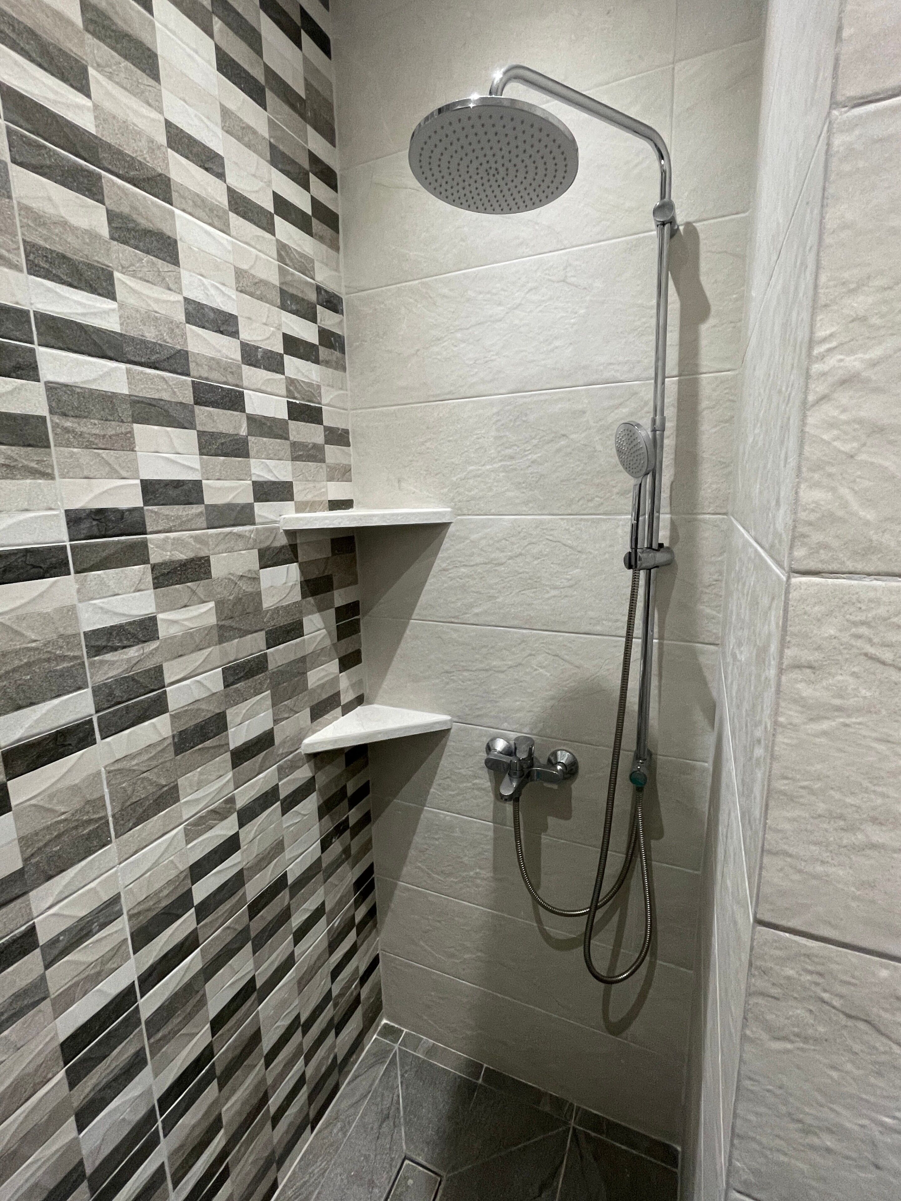 Douche, sèche-cheveux, serviettes fournies