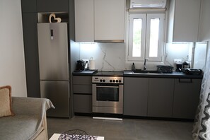 Réfrigérateur, four, plaque de cuisson, cafetière/bouilloire