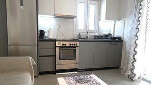 Eine moderne Küche mit Einbauofen, Kaffeemaschine und Spüle.