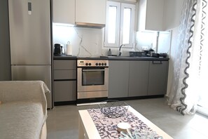 Refrigerador, horno, parrilla de estufa y cafetera y tetera 