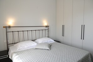 2 habitaciones, tabla de planchar con plancha, wifi y ropa de cama 