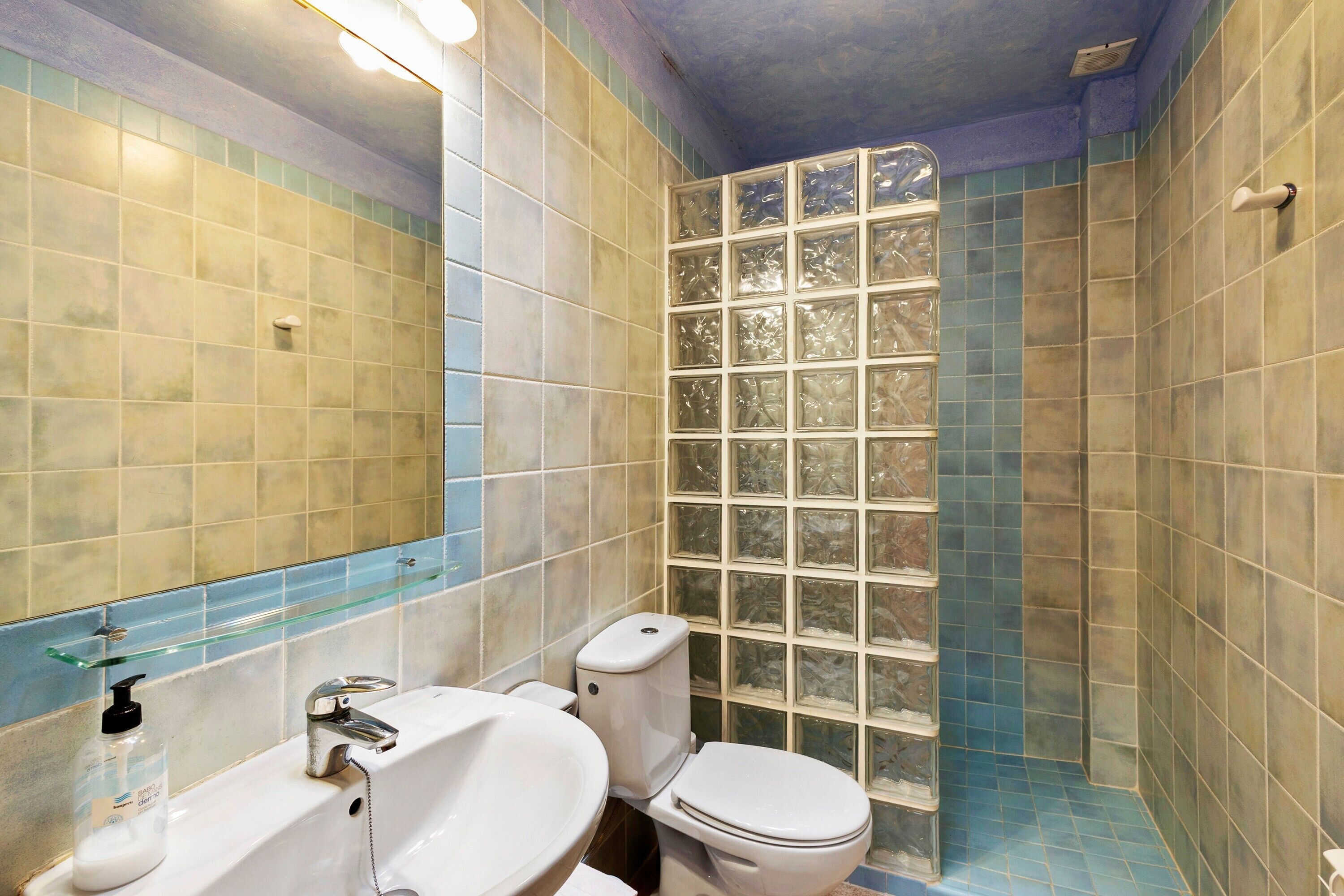 Ein Badezimmer mit Badewanne, Toilette und Waschbecken.