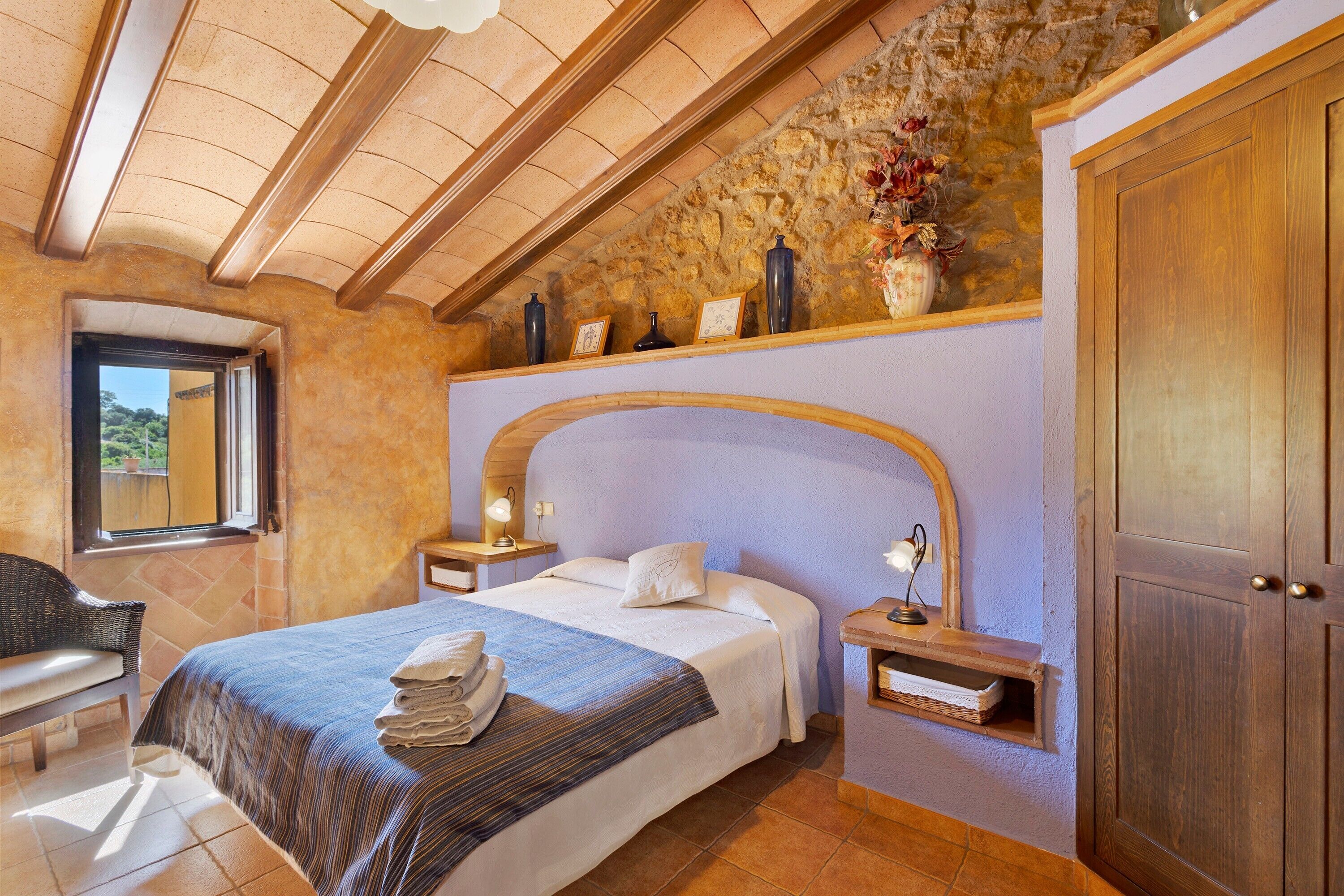 Tabla de planchar con plancha, wifi y ropa de cama 
