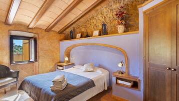 Tabla de planchar con plancha, wifi y ropa de cama