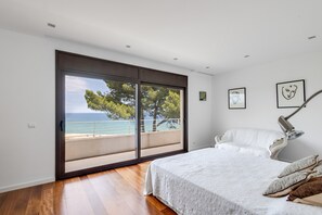 Iron/ironing board, WiFi, bed sheets - Holiday Home 'Sa Punta 100' with Sea View, Wi-Fi and Air Conditioning (Begur)