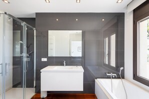 Shower, hair dryer, towels - Holiday Home 'Sa Punta 100' with Sea View, Wi-Fi and Air Conditioning (Begur)