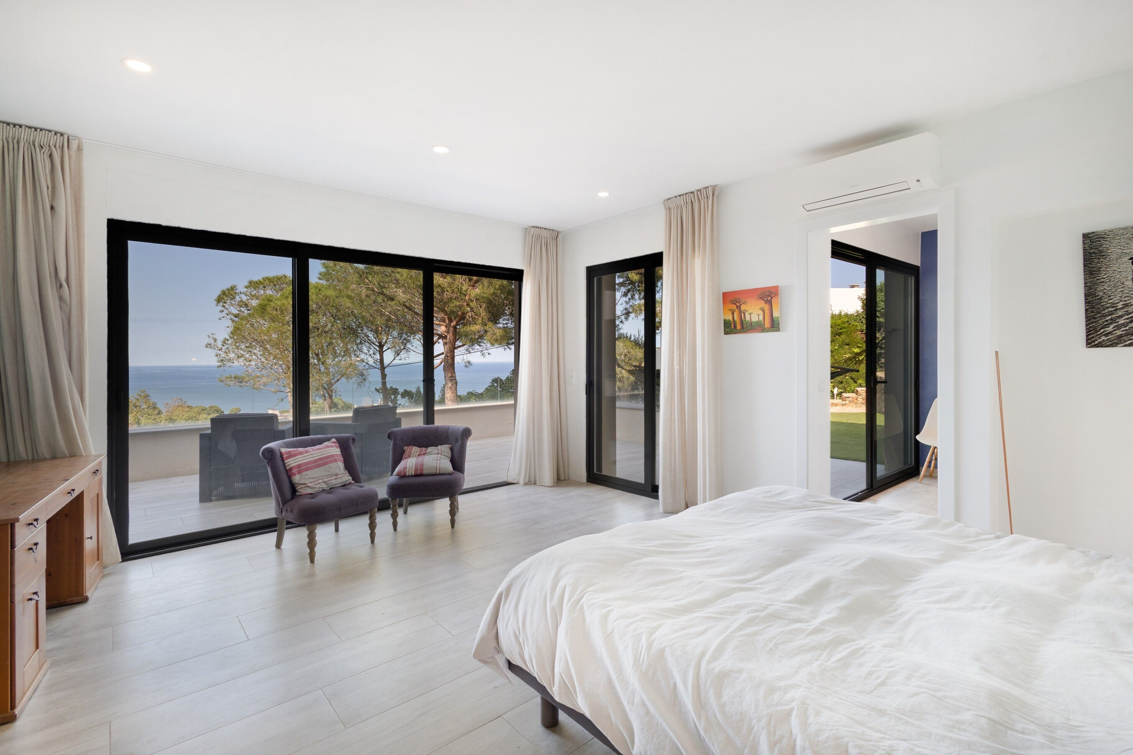 6 bedrooms, iron/ironing board, WiFi, bed sheets
